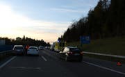 Eine Frau musste mit der Ambulanz ins Spital gebracht werden. (Bild: Kapo SG)