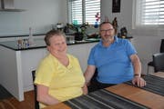 Carmen und Ernst Götschi geniessen das Nichtstun in ihrer Wohnung in Bütschwil. (Bild: Beat Lanzendorfer)