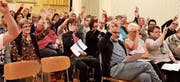 Bei den Abstimmungen herrschte unter den 59 Stimmbürgern Einigkeit. (Bilder: Remo Zollinger)