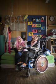 Arwad Al Akoub mit ihrer Tochter Ghadir in einem Schulzimmer der Stiftung Kronbühl. (Bild: Benjamin Manser)