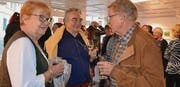 Künstler Jörg Rüesch (Mitte) freut sich über den gelungenen Start seiner Ausstellung in der Galerie Hadorn. (Bild: Silvia Bollhalder)