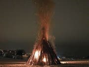 Nur zaghaft griffen die Flammen nach dem Holz: dem Böögg war ein langes Leben beschieden. (Bild: Andrea Häusler)
