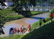 Die Schulklasse aus Thal fuhr am Dienstag mit dem Velo nach Montlingen und mit dem Schlauchboot bis zum Bahnhof Au. Sonja Fritsche vom Steigmatt-Hof brachte die Velos nach Au und holte das Boot. (Bild: René Schneider)