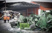 Die Aufräumarbeiten nach dem Grossbrand bei der Tobi Seeobst AG werden noch eine Weile andauern. (Bild: Ralph Ribi (Egnach, 17. März 2018))