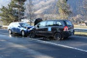 An beiden Unfallwagen entstand Totalschaden. (Bild: Kapo SG)