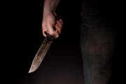 In Bazenheid hat ein 28-Jähriger seinen 33-jährigen Bruder mit einem Messer angegriffen. Das Opfer starb im Spital. (Bild: Keystone (Symbolbild))