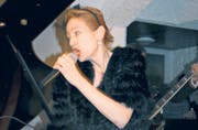 Mit viel Gefühl gab Sängerin Lisa Berg begleitet von David Ruosch ihre schönsten Eigenkompositionen zum Besten. (Bild: ann.)