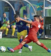 Der FC Diepoldsau wurde oft in seinen Aktionen gestört, wie hier Dursun Karatay vom FC-Montlingen-Verteidiger Argurian Bojaxhi. (Bild: Ulrike Huber)
