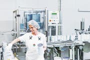 Blick in die Abfüllanlage Dosen. Hügli muss sich starker Konkurrenz in einem umkämpften Markt erwehren. (Bild: PD)