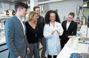 Sandra Dragone und eine Mibelle-Laborantin erklären Stephan Kaenel, Marius Strässle und Tobias Geisser die Produkteigenschaften. (Bild: PD)