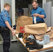 Kein Versteck ist vor den «Jägern» an den Grenzen sicher. Im Verdachtsfall werden Proben für Drogentests genommen. (Bilder: Kurt Latzer)
