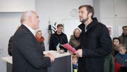 162 Quartierbewohner haben unterschrieben: Schulpräsident Georges Gladig nimmt die Petition von Jens Wiesenhütter (rechts), Vertreter der IG Bruggwald, entgegen. (Bild: Ralph Ribi)