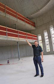 Der Gebetsraum: Imam Bekim Alimi zeigt auf die Etage für Frauen und jene für Besucher, die zum Raum hin offen sind. (Bild: Ursula Ammann)
