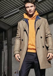 Sportive Teile werden mit urbanen Styles gemixt. Beispielsweise kann ein City-Mantel gut mit einem Hoodie und Joggpants kombiniert werden.