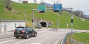 Die zweite Etappe der Umfahrung Wattwil schliesst beim Ibergtunnel an die erste an. Statt der Einmündung entsteht ein Kreisel. (Bild: Martin Knoepfel)