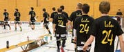 Die Gators gedachten vor dem Match ihrem erst 25-jährig verstorbenen Kollegen Lucas «Lulu» Rüesch. (Bild: Lars Tinner)