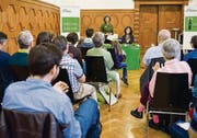 Die Grünen der Stadt mit Präsidentin Catherine Buchmann (stehend) an der Nominationsversammlung. (Bild: Coralie Wenger)