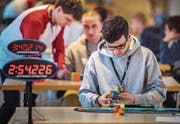 Spiel gegen die Zeit: Beim Speedcubing brauchen die Spieler Köpfchen und Können, um die Zauberwürfel zu lösen. (Bild: Andrea Stalder)
