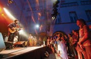 «Grey-Pop mit ein bisschen Pink»: Junip spielten am Mittwochabend ihren melancholischen Folk-Pop am Kulturfestival. (Bild: Ralph Ribi)