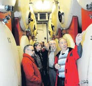 Speichertanks für das Bier: Ausführlich und mit Leidenschaft für seinen Beruf erklärte Toni Burth die Einrichtungen der einstigen Brauerei. (Bild: Michael Hug)
