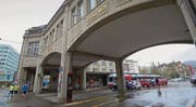 Der dreigeschossige St. Galler Nebenbahnhof mit Arkade und Brückentrakt zum Hauptbahnhof, künftig alleinige Basis des Schulgesundheitsdienstes. (Bild: Ralph Ribi)