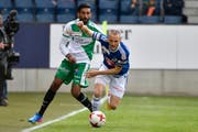 Die Leistungen von St.Gallens Mohamed Gouaida, hier gegen Luzerns Christian Schneuwly, geben Anlass zu Kritik. (Bild: freshfocus)
