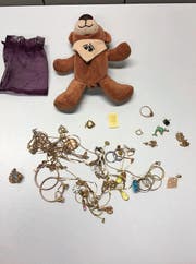 Spezielle Verstecke (im Uhrzeigersinn): Lieferwagen, vollgestopft mit Velos; Teddybär, gefüllt mit Schmuck; präparierte Handtasche. (Bilder: Grenzwachtkorps III)