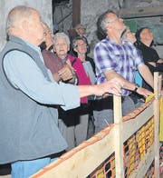 Mit grossem Interesse folgen die Augen der Besucher den ersten Umdrehungen der Wassermühle.