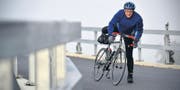 Beat Knechtle beim Start zum täglichen Training vor der Arbeit: Zum Beispiel einmal Freidorf–Altstätten und retour in drei Stunden. (Bild: Reto Martin)