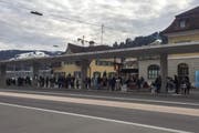 Gestrandete Pendler am Bahnhof Wattwil am Freitag gegen 17 Uhr. (Bild: Helen Lusti)