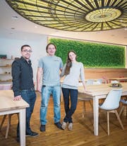 Lukas Grossenbacher und Timo und Lara Cajacob (von links) im Lokal am Bohl 1. (Bild: Samuel Schalch)