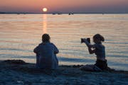Die Maturandin Céline Eberl filmt für ihr eigenes Musikvideo. (Bild: PD / Markus Eberl)