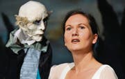 Nathalie Hubler mit der Puppe des Dieners Amadeo in einer Szene aus «Die weisse Fürstin». (Bild: Coralie Wenger)