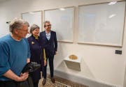 Roman Signer, Yvette Sánchez und Albert Kriemler (von links) vor den Werken von Raùl Rebolledo. (Bild: Urs Bucher)
