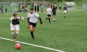 Kampf um den Ball: Die Gewinner qualifizieren sich für den kantonalen CS-Cup. (Bild: Leonardo Da Riz)