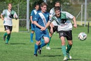 Rebsteins Simon Schranz ist vor Rüthis Pascal Zäch am Ball. Ein Treffer gelang den Gästen auf dem Rheinblick jedoch nicht. (Bild: Hansueli Steiger)