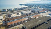 Blick auf die Brandstelle aus der Luft – das Dach soll nun notdürftig wieder abgedeckt werden. (Bild: Michel Canonica)