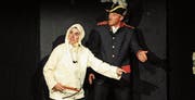 Oleg (Tell, links) und Gilbert (Gessler, rechts) sind sich uneins bei der Apfelschussszene (Bilder: Michael Hug)