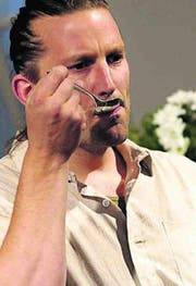 Von Maggi? Oliver Stein löffelt eine nur schwer verdauliche Suppe. (Bild: Marija Tokic)