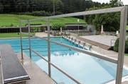 Ist seit Jahren eine beliebte Adresse für Einbrecher: das Flawiler Schwimmbad Böden. (Archivbild: Andrea Häusler)
