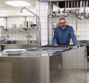 Gemeinderat Martin Fricker zeigt die geräumige Küche der Lichtensteiger «Krone». (Bild: Martin Knoepfel)