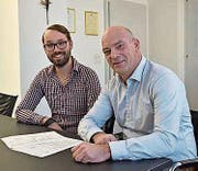 Steuersekretär André Thalmann (l.) und Gemeindepräsident Rolf Huber freuen sich über das positive Ergebnis. (Bild: pd)