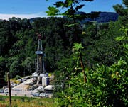 Den Auslöser in nächster Nähe: Von der Häuserreihe am Auweg ist es ein Katzensprung zum Bohrturm. (Bild: Hanspeter Schiess)