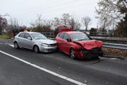Die Fahrzeuge verkeilten sich ineinander. (Bild: Kapo SG)