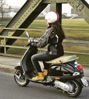 Schweizer Rollerfahrerin mit «schneller» Vespa auf der Wiesenau-Brücke bei der Einreise in die Schweiz. (Bild: Archiv/sc)