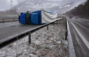 "Evi" hat am Mittwochnachmittag einen Lieferwagen mit Anhänger umgeblasen. (Bild: Kapo SG)