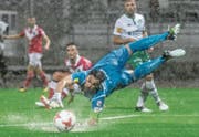 Noch der beste St. Galler: Goalie Daniel Lopar lenkt den Ball bei strömendem Regen ab. (Bild: Andy Mueller/Freshfocus)
