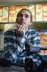 Auf einen Dürüm im «Alpen-Dedi»: Seinen Kurzfilm «Kairos» hat Lorenz Huber auch im Kebabladen gedreht. (Bild: Ralph Ribi)
