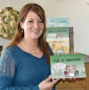 Angela Oberhänsli mit den Witzbüchern in ihrem Atelier im Mosnanger Hinterdorf. (Bild: Beatrice Bollhalder)