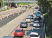 Kurz vor 16.30 Uhr ist der Verkehr auf der A1 im Baustellenbereich auf Höhe des Grenzübergangs St. Margrethen-Höchst ins Stocken geraten. (Bild: Kurt Latzer)